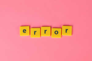 Immagine con sfondo rosa e lettere che compongono la parola "error"