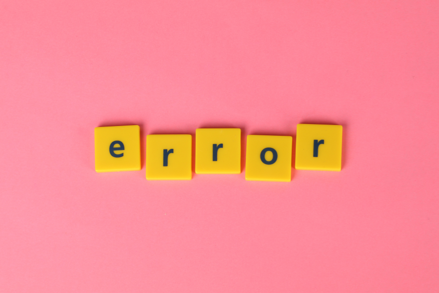 Immagine con sfondo rosa e lettere che compongono la parola "error"